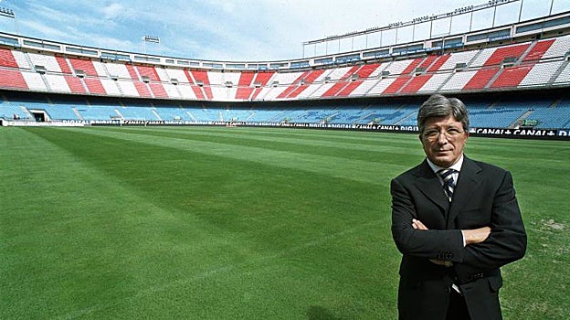 Imagen antes - Enrique Cerezo, en 2004, en el Calderón; Enrique Cerezo, en 2023, en el Metropolitano