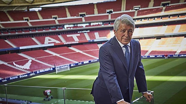 Imagen después - Enrique Cerezo, en 2004, en el Calderón; Enrique Cerezo, en 2023, en el Metropolitano