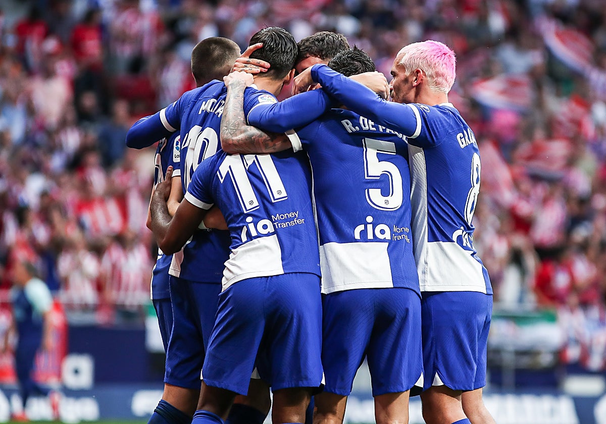 Los jugadores del Atlético de Madrid celebran el 2-1 de Morata