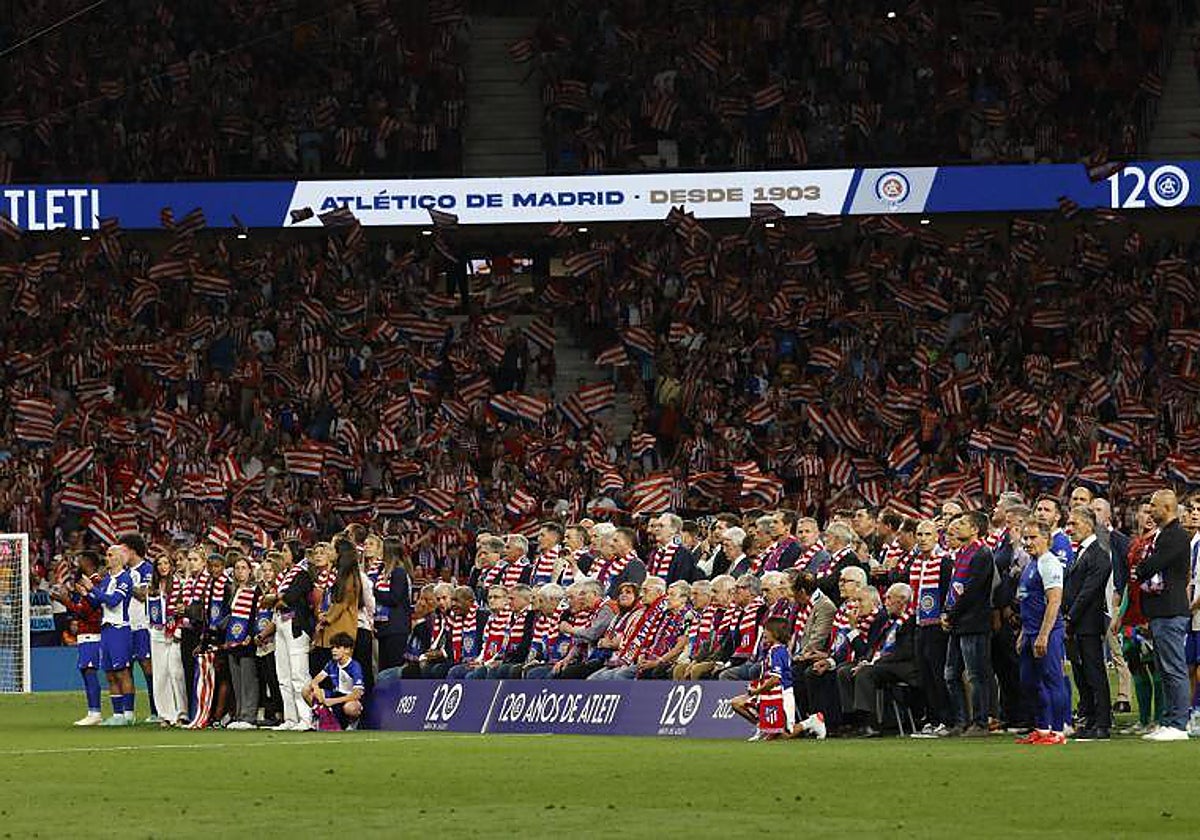 Leyendas del Atlético al final del partido con las gradas teñidas de rojiblanco