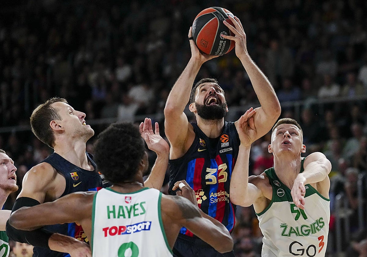 Mirotic, defendido por Butkevicius debajo del aro