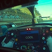 Todos los ojos de Fernando Alonso: pantallas, mensajes, cálculos y memoria