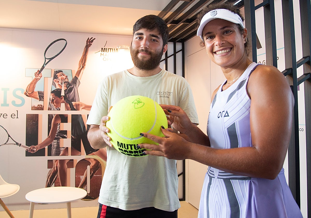 Miguel, 'Tennis Lover Manager', con Mayar Sherif