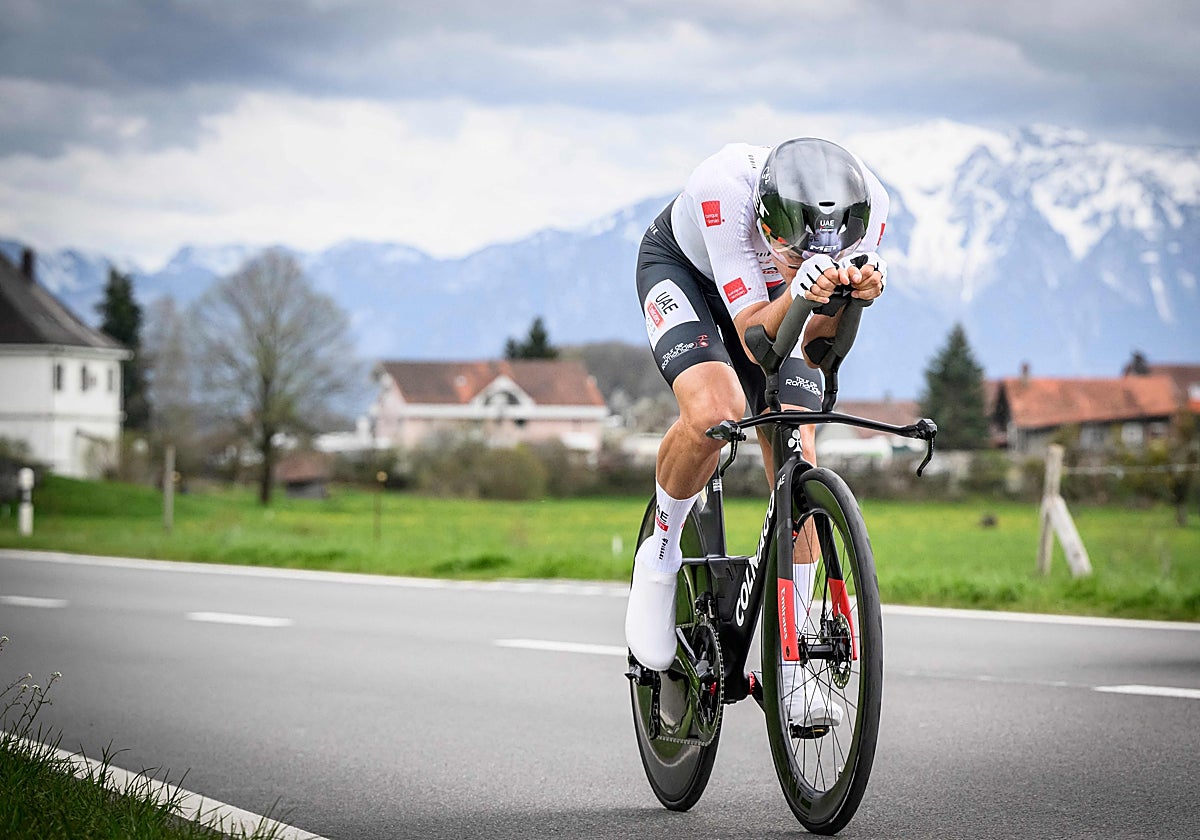 Juan Ayuso durante la cuarta etapa del Tour de Romandía