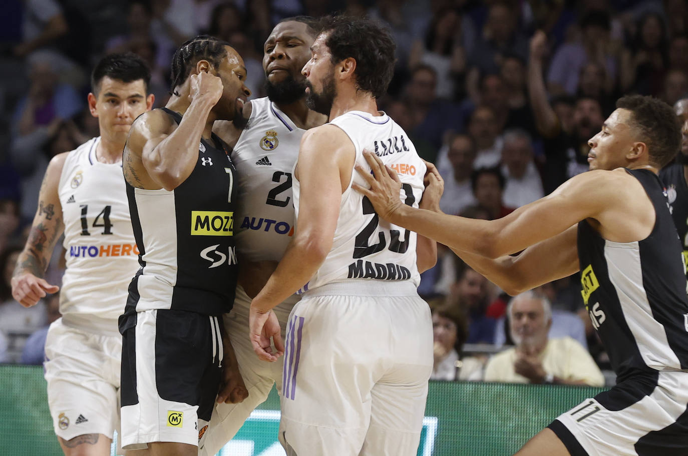 El escolta del Partizán Kevin Punter se enfada con Sergio Llull, del Real Madrid, tras una entrada