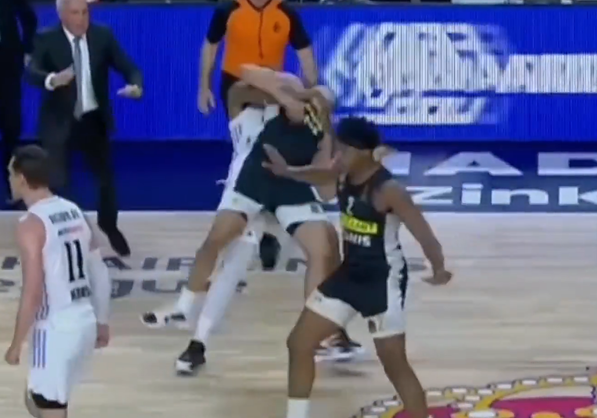 Yabusele, sujetado por Abalde y Cornelie tras su enfrentamiento con Exum