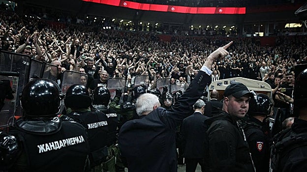 Obradovic, arropado por la grada tras una victoria del Partizan