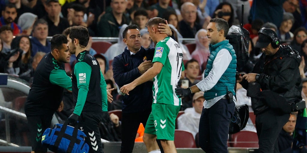 Joaquín se lesiona en el Camp Nou a cinco partidos de su récord
