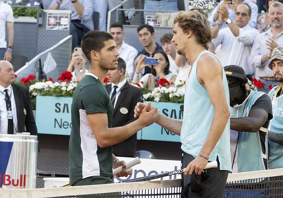 Alcaraz y Zverev se saludan tras la final del Mutua Madrid Open 2022
