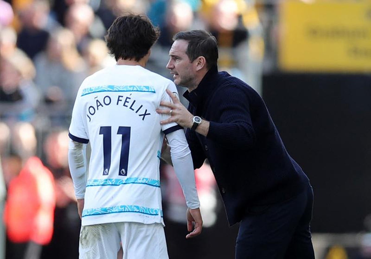 Lampard da instrucciones a Joao Félix durante un partido del Chelsea