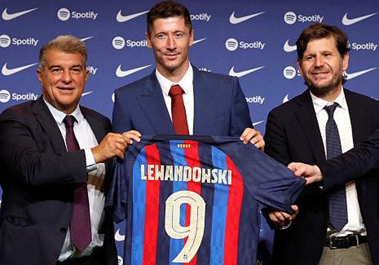 Laporta y Alemany durante la presentación de Lewandowski