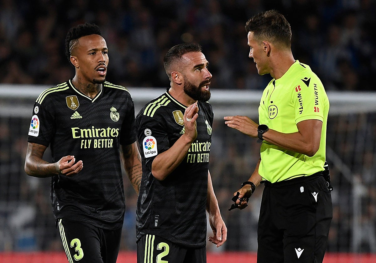 Pulido Santa, discutiendo con Carvajal, acción que le valió la primera amarilla