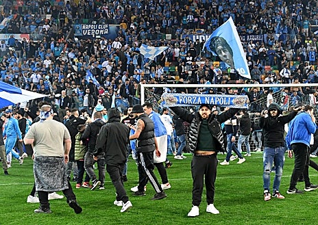 Imagen secundaria 1 - Al término del partido, decenas de aficionados del Nápoles invadieron el campo para celebrar el título conseguido por el equipo de Spalletti (en la imagen superior). Sobre estas líneas, a la derecha, Kim Min-jae felicitado por varios hinchas