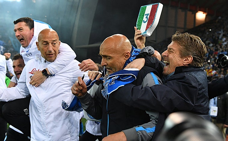 Imagen principal - Al término del partido, decenas de aficionados del Nápoles invadieron el campo para celebrar el título conseguido por el equipo de Spalletti (en la imagen superior). Sobre estas líneas, a la derecha, Kim Min-jae felicitado por varios hinchas