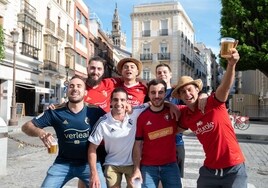 Las aficiones  toman las calles de Sevilla antes de la final de la Copa del Rey