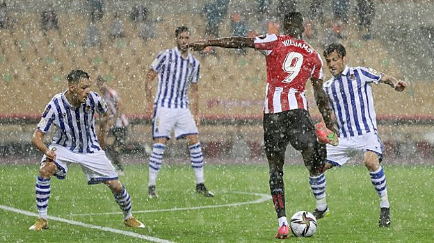 Iñaki Williams, jugador del Athletic, busca el centro al área ante la presión de tres jugadores de la Real Sociedad