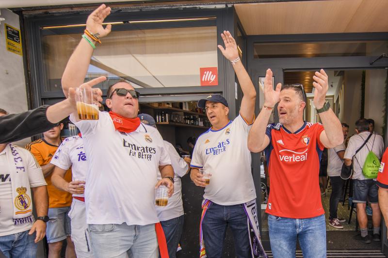 El buen ambiente entre ambas aficiones impera por las calles de Sevilla