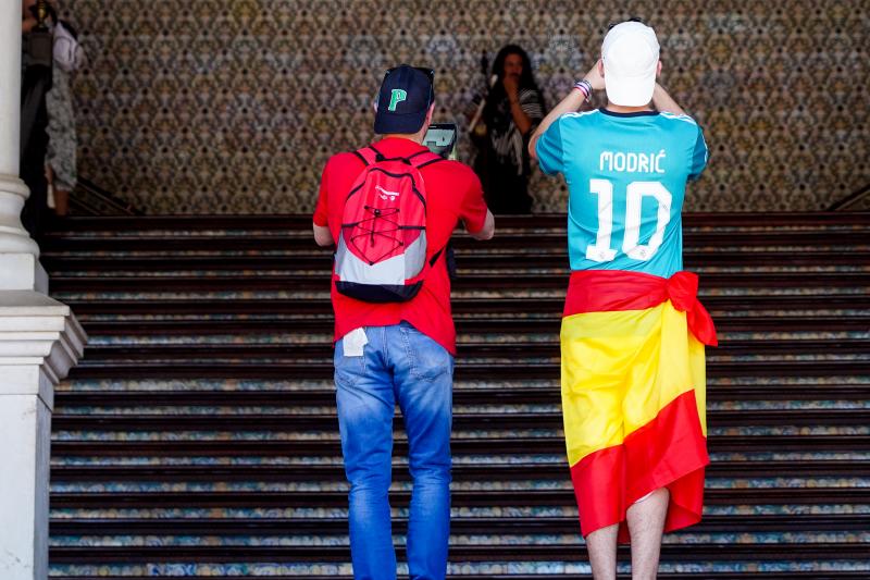 Aficionados de Osasuna y Real Madrid en la Plaza de España