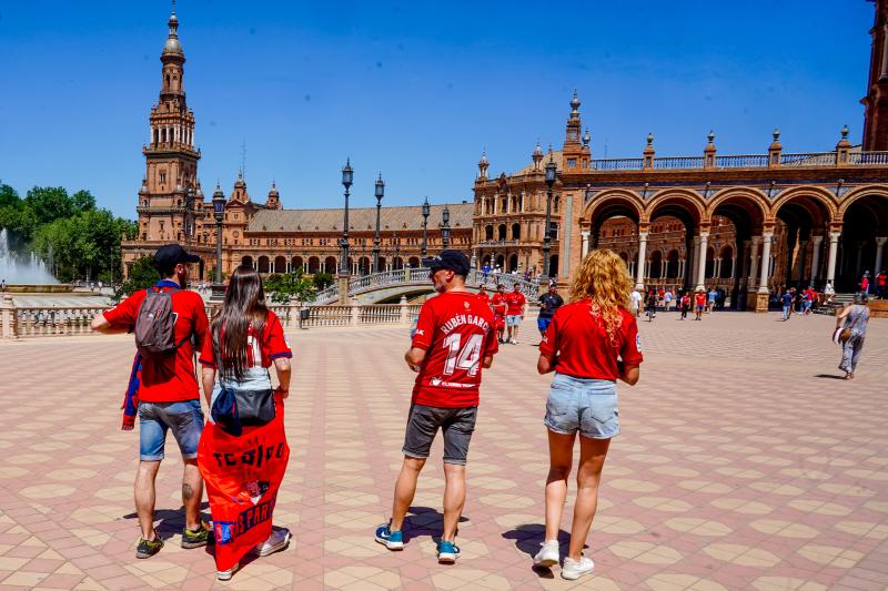Varios aficionados osasunistas en la Plaza de España de Sevilla