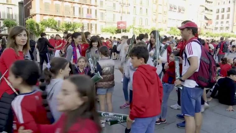 Pamplona se viste con los colores de Osasuna para celebrar la final de la Copa del Rey