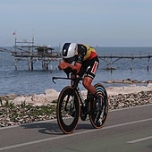 Evenepoel mete miedo en Italia desde el primer día