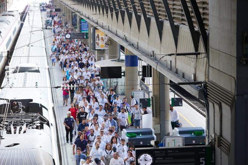 Aficionados del Real Madrid llegan a la estación sevillana de Santa Justa