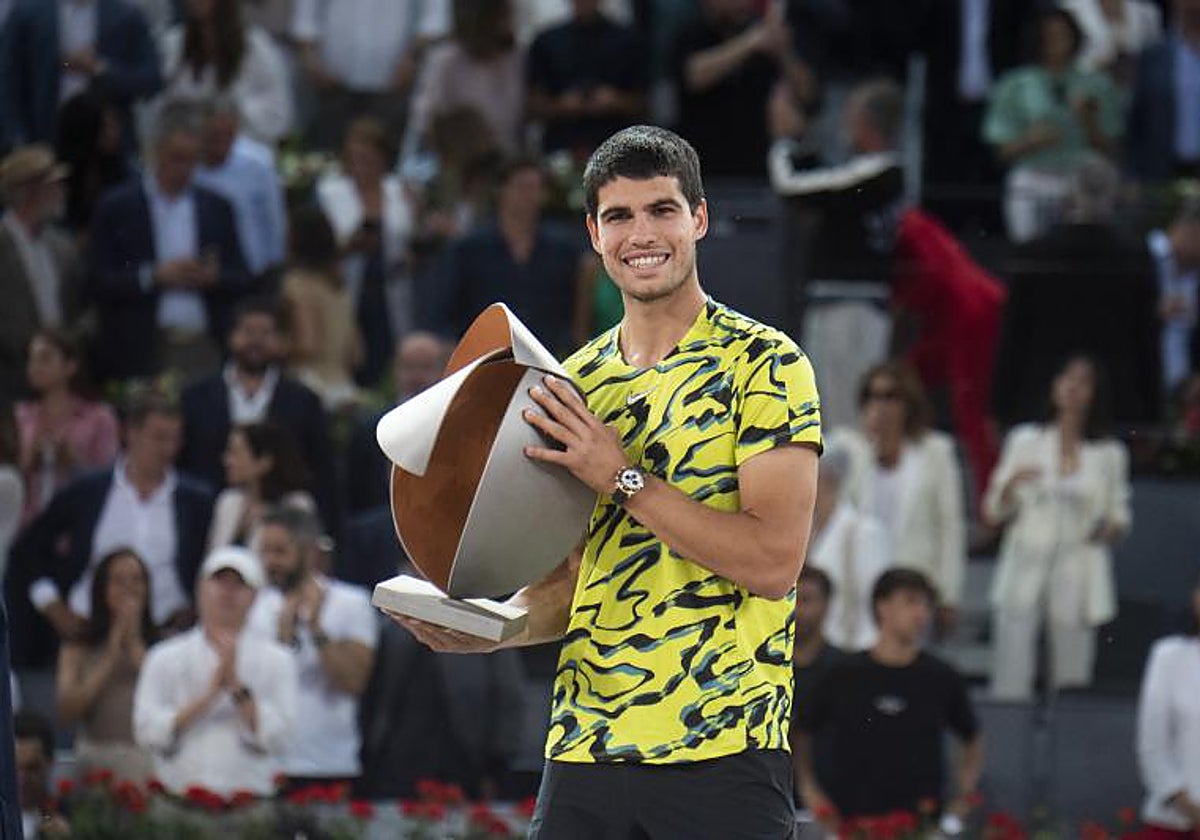 Carlos Alcaraz, con el trofeo del Mutua Madrid Open