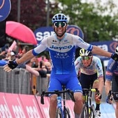 Matthews regresa del ostracismo en un final estresante en el Giro