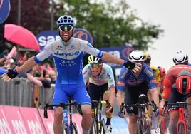 Matthews regresa del ostracismo en un final estresante en el Giro