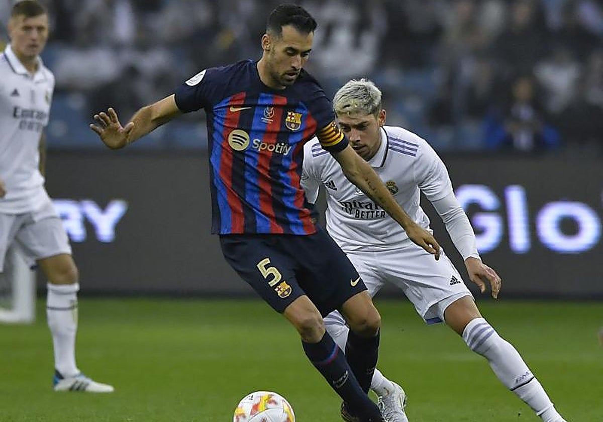 Sergio Busquets protege el balón ante Fede Valverde