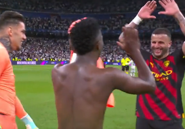 El vídeo viral de Vinícius con sus rivales del City tras el partido: buen rollo, respeto y abrazo con Walker