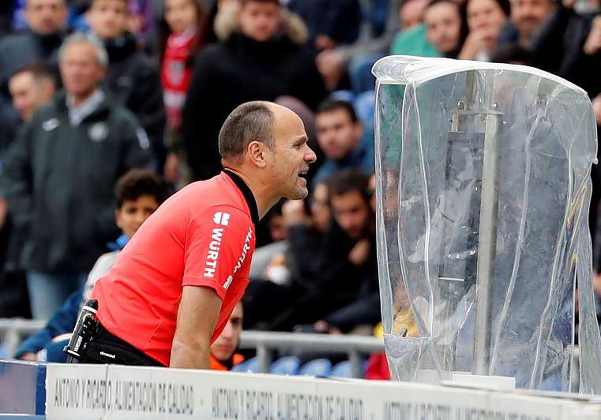 Mateu Lahoz mira una jugada en video