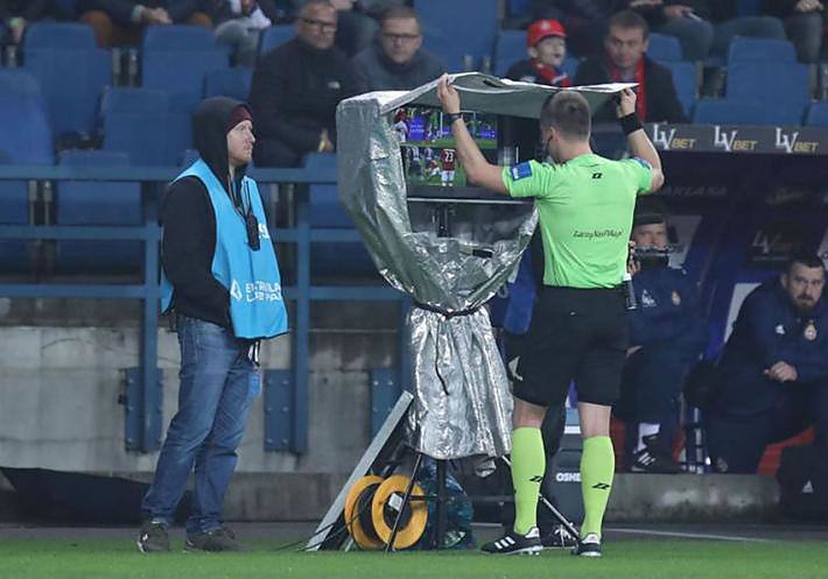 Un árbitro revisa por vídeo una jugada