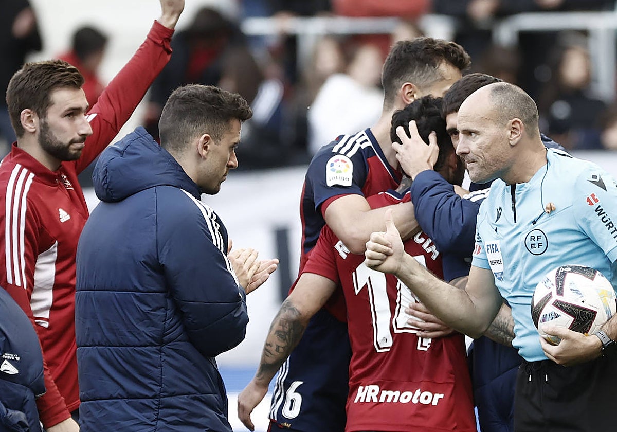 Mateu agradece su gesto a los futbolistas del Osasuna