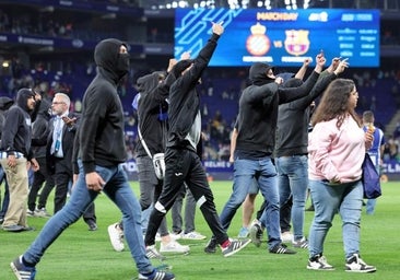 El alirón del Barça acaba en invasión de campo y golpes de porra