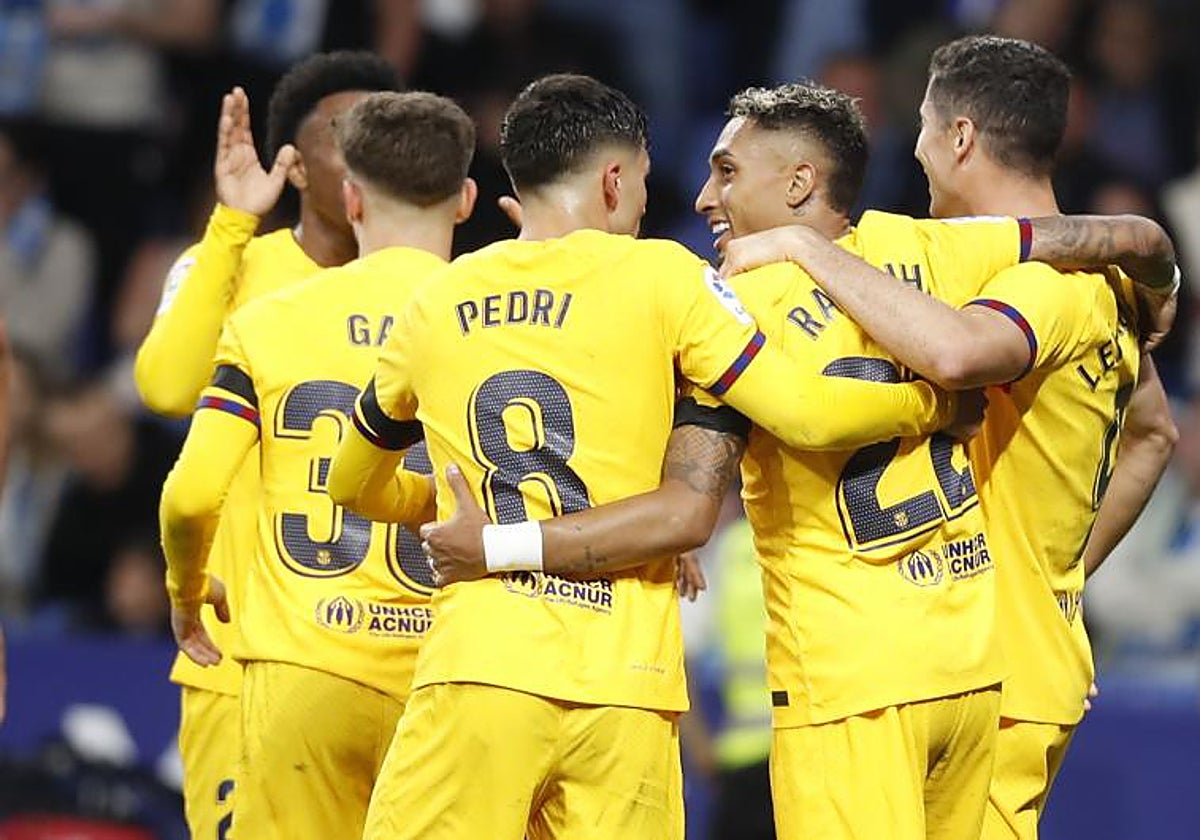 Los jugadores del Barcelona celebran la consecución de la Liga
