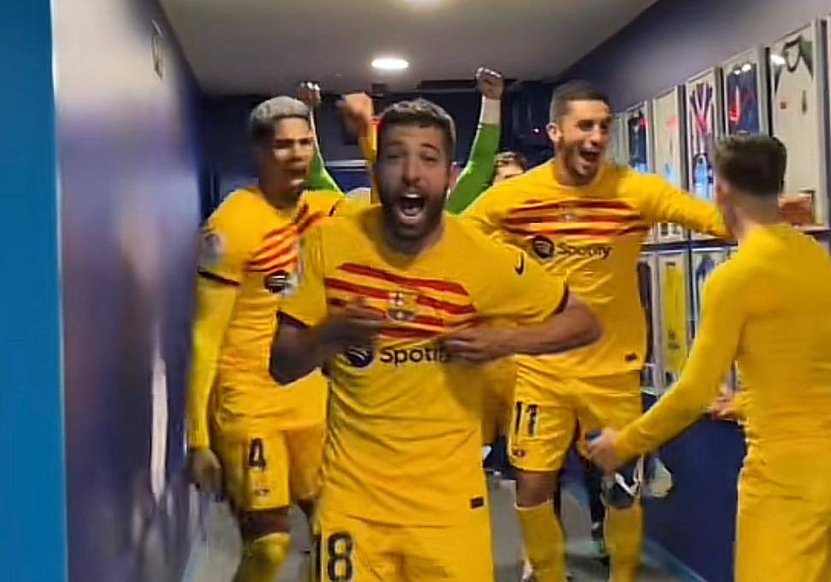 Jordi Alba, con otros de los jugadores en plena celebración