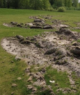 Imagen secundaria 2 - Los hoyos minados del Club de Golf de Kiev, donde también se ha levantado una trinchera. 