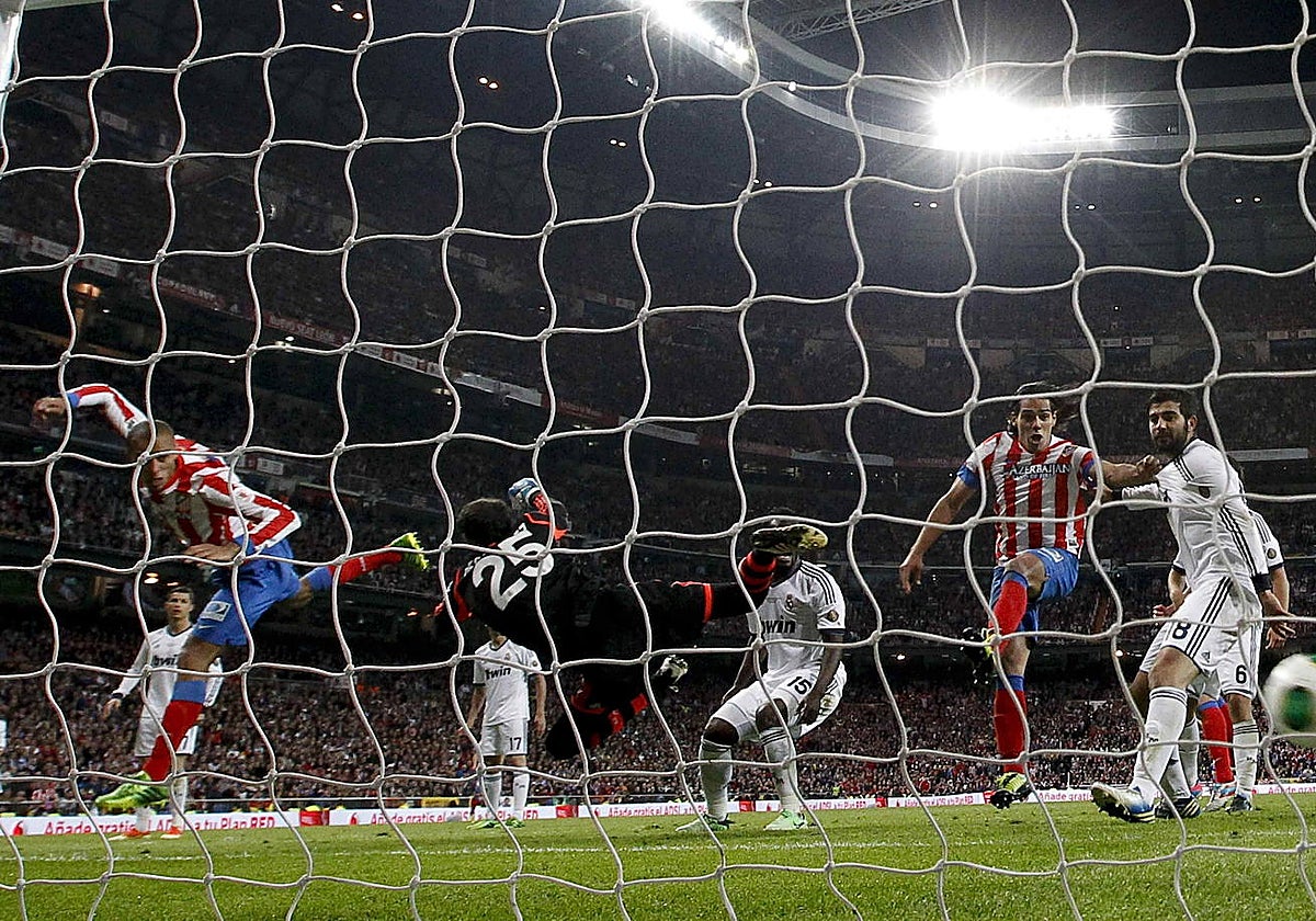 Miranda cabecea a la red para ganar la final de Copa. El gol que Futre hizo inmortal con su celebración