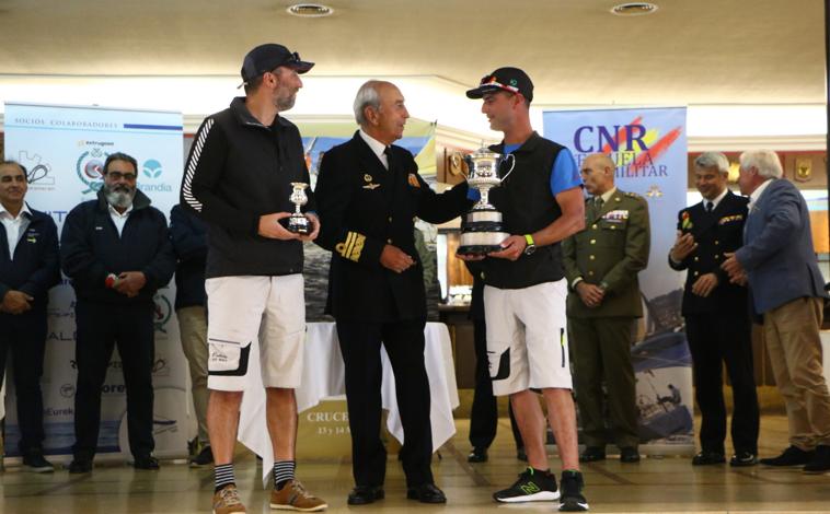 Imagen principal - El Almirante Jaime Rodríguez Toubes en la entrega de premios