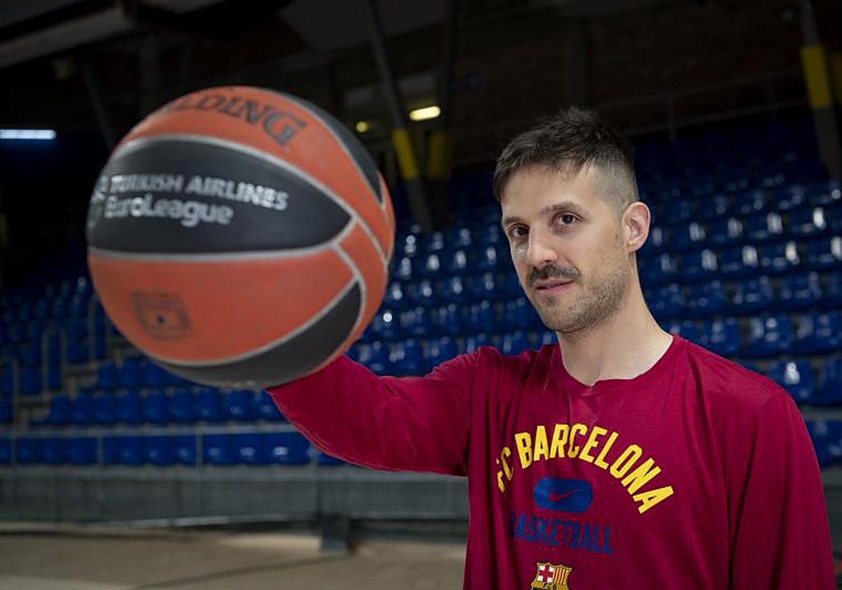 Laprovittola posa para ABC con un balón de la Euroiliga