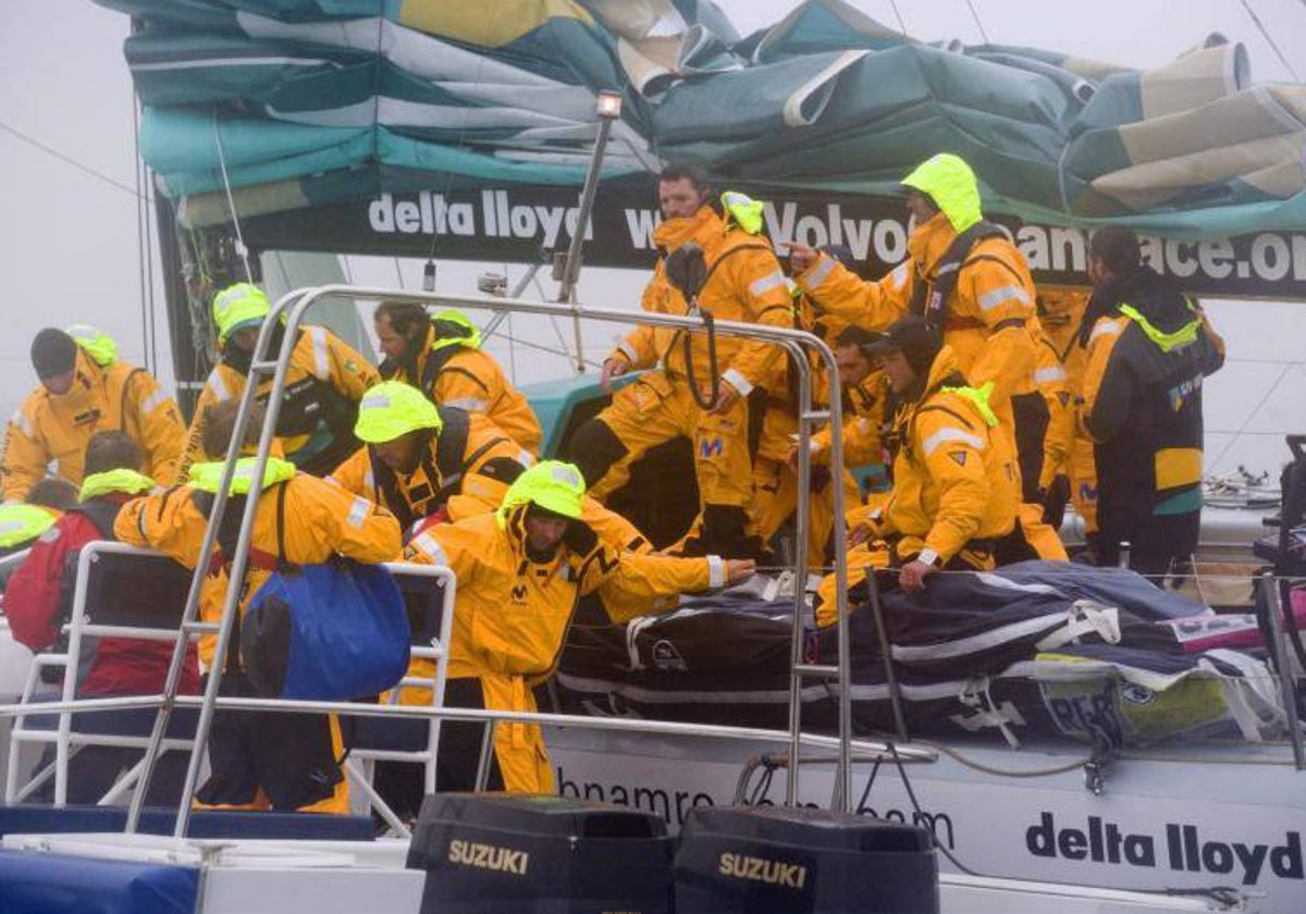 22 de mayo de 2006. La tripulación del Movistar desembarca en Falmouth (Inglaterra) tras su odisea