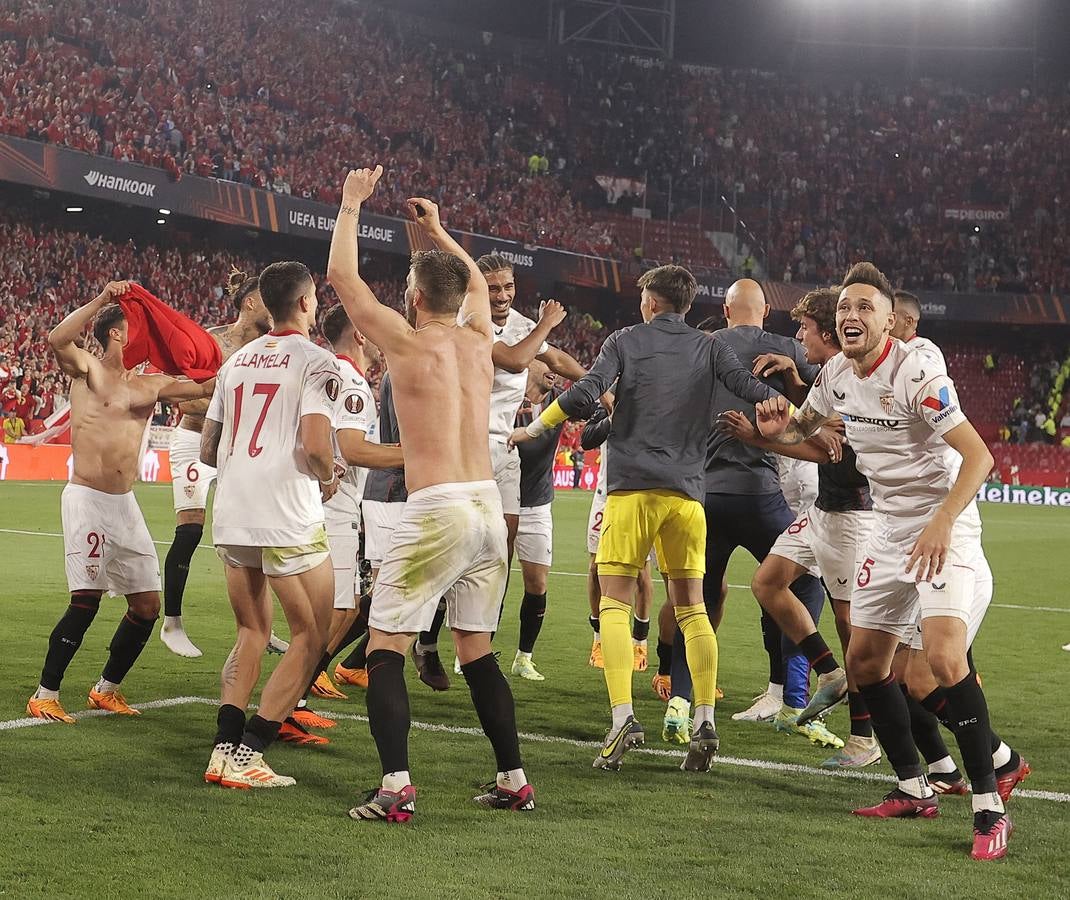 Celebración de los jugadores del Sevilla F.C., después de clasificarse para su 7ª final de la Europa League