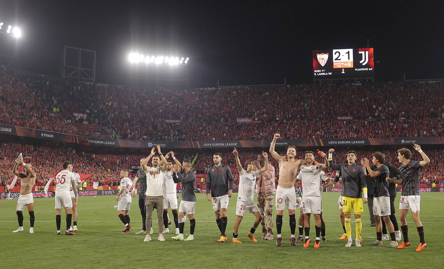 Celebración de los jugadores del Sevilla F.C., después de clasificarse para su 7ª final de la Europa League