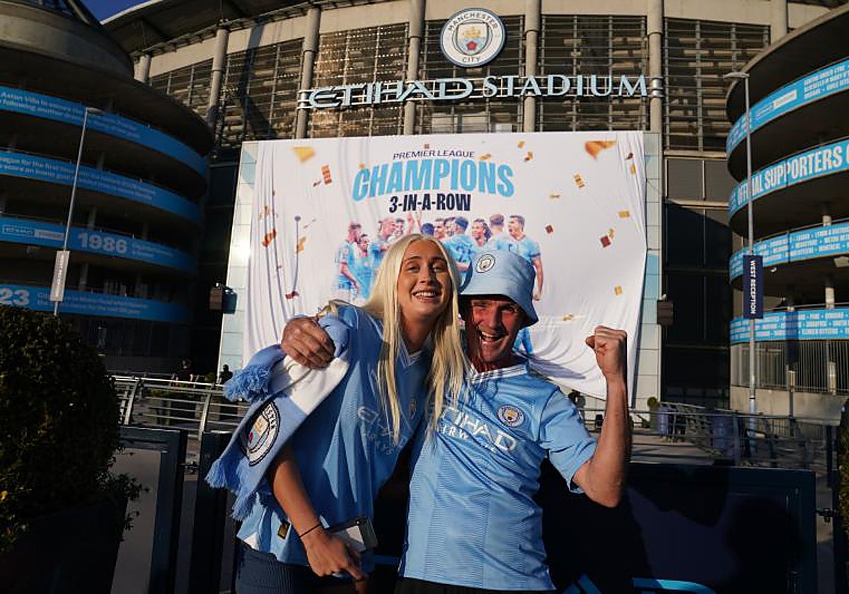 Dos seguidores del City celebran el campeonato