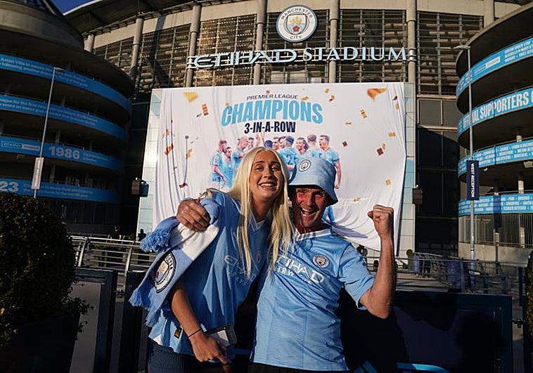 Dos seguidores del City celebrando el campeonato