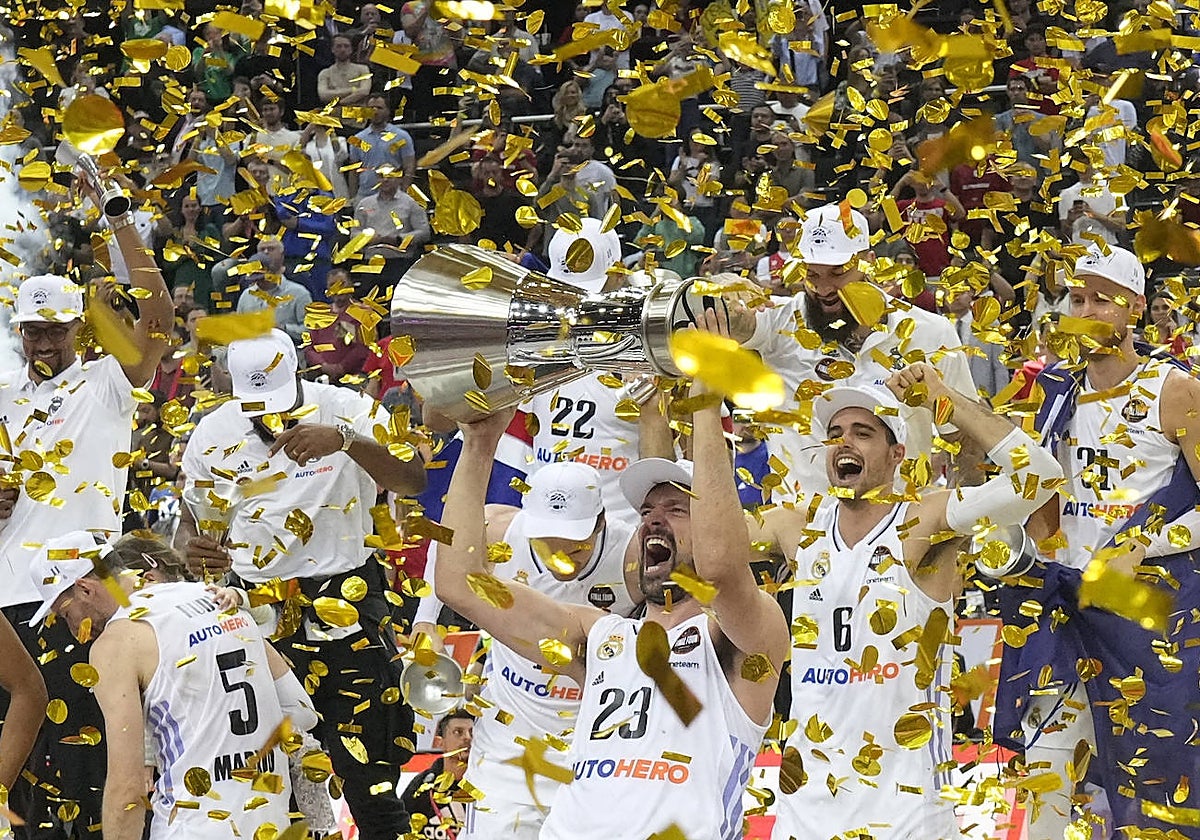 Llull, con la copa de la Euroliga