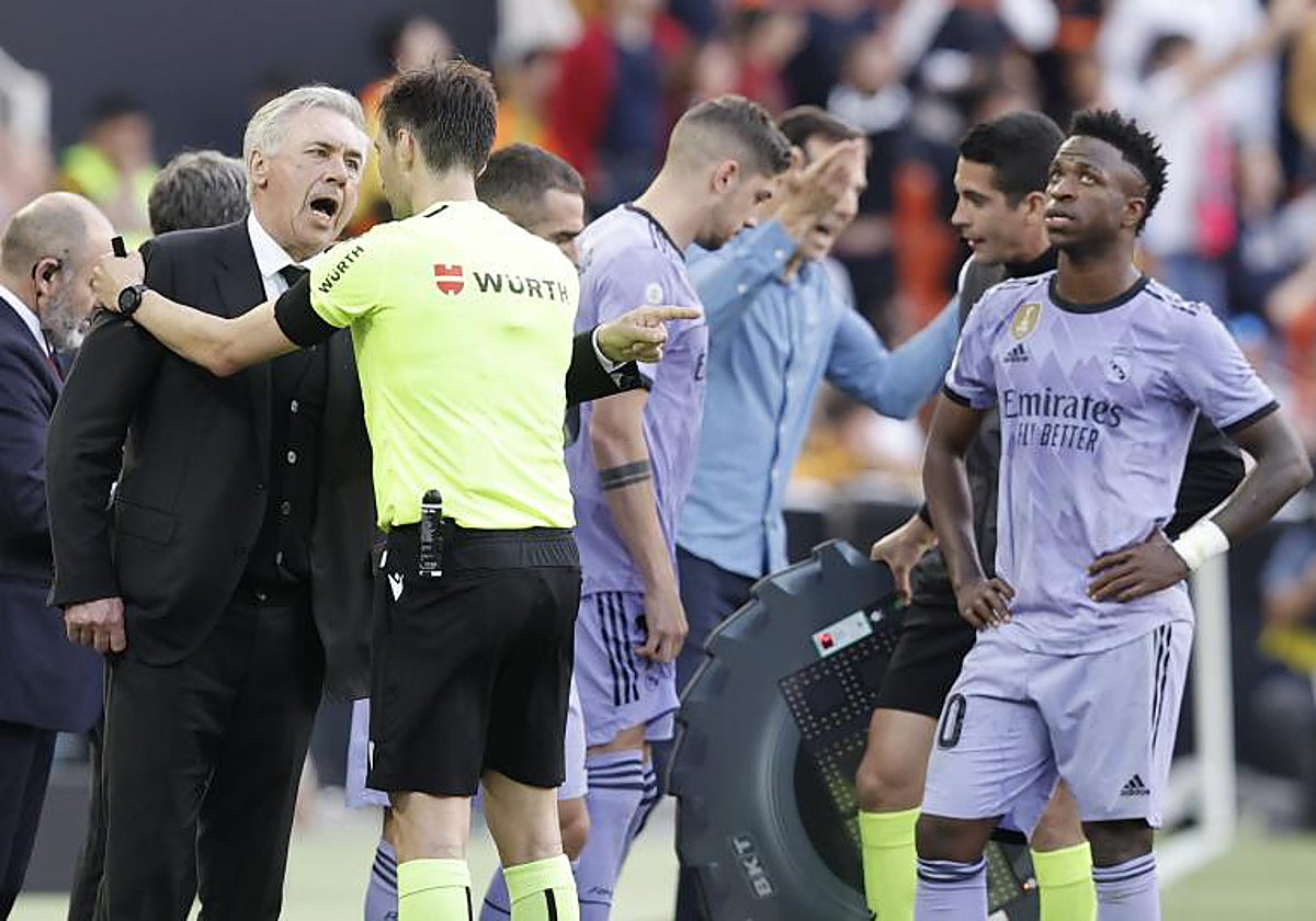 Carlo Ancelotti discute con el árbitro tras los insultos a Vinicius