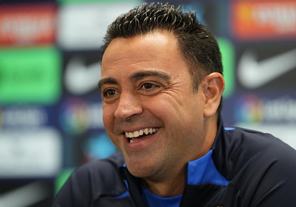 Xavi atiende a las preguntas de los periodistas