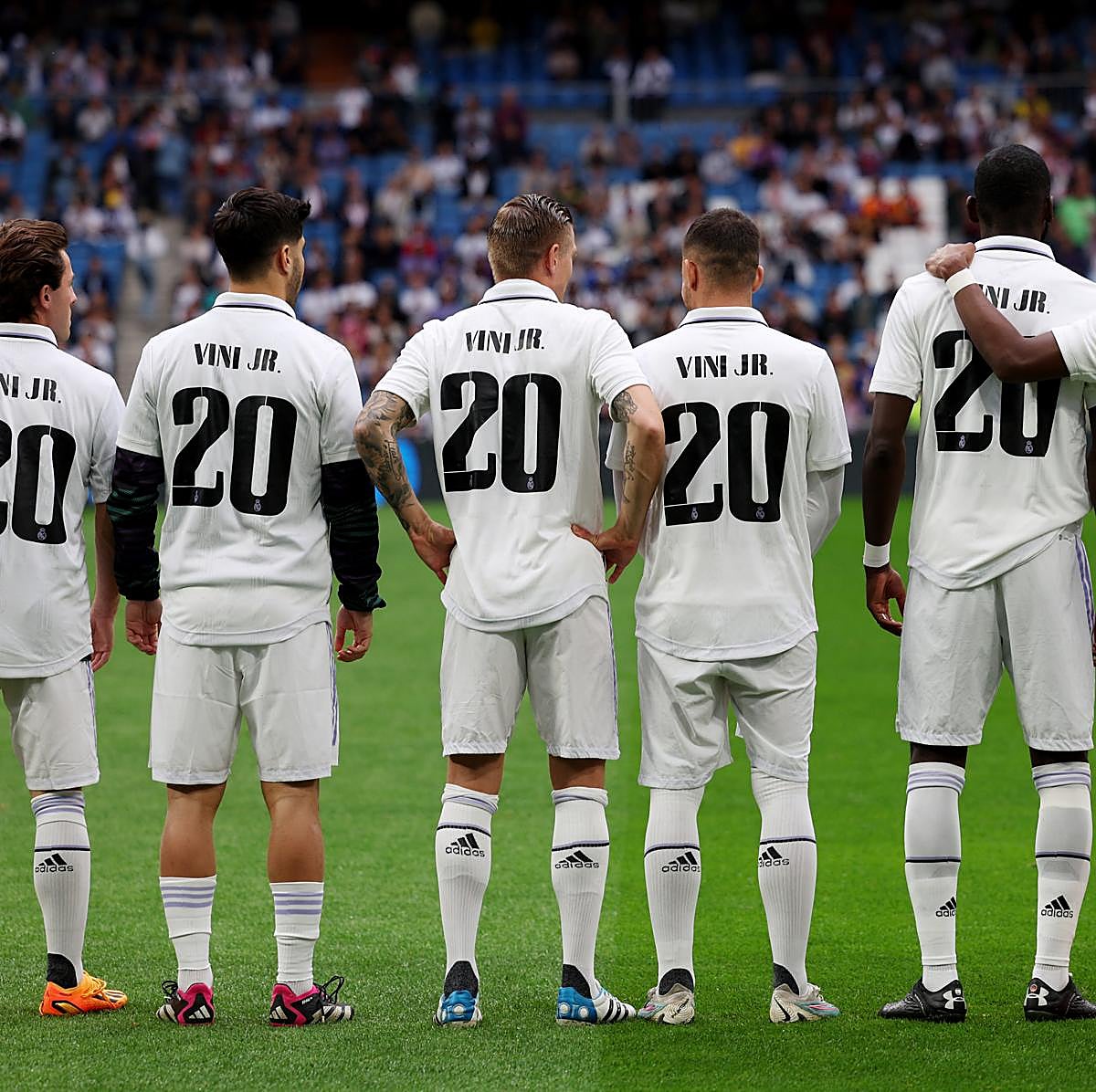 Vinicius, en el palco junto a Florentino, camisetas de apoyo, foto de espaldas, pancarta en la grada y ovación en el 20